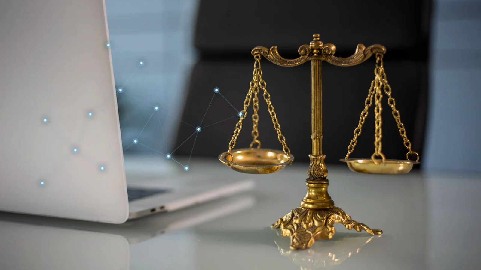 Balança da justiça ao lado de notebook com rede neural — IA e segurança no Judiciário (Nota Técnica CNJ sobre prompt injection)